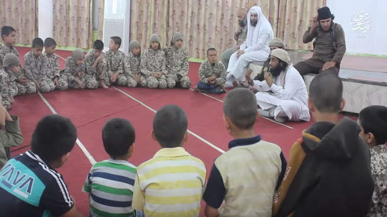 چه‌كدارانی داعش له‌ كاتی گوتنه‌وه‌ی وانه‌ی توندڕه‌وی به‌ منداڵه‌ ئێزدییه‌كان